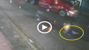 Người đàn ông mù tự băng qua đường, bị container tông trúng