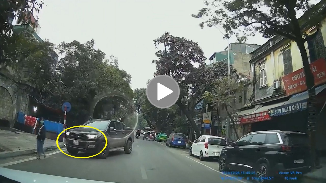 Phản cảm tài xế lái xe bán tải liều lĩnh đi ngược chiều trên phố cổ Hà Nội