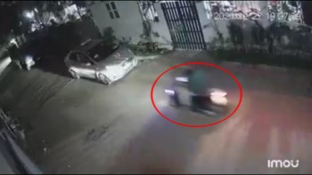 vua bam dien thoai vua lai xe nguoi phu nu tong trung chiec taxi dang dung do