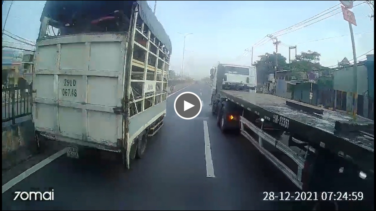 Ba xe ô tô suýt đâm nhau vì container nhập làn 'vội'