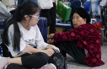 nguoi gia tre em met moi va vat o san bay tan son nhat cho duoc ve que don tet