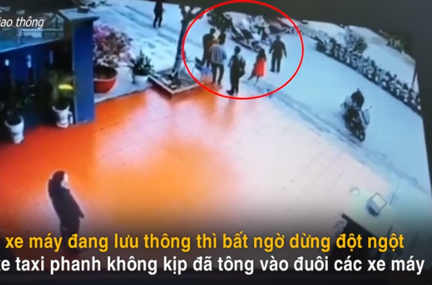 video 3 xe may bat ngo dung giua duong bi taxi huc vang
