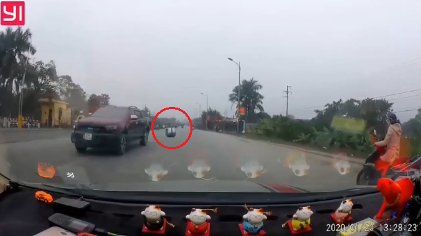 video thot tim canh bon nuoc tu xe ban tai roi xuong lan loc duoi long duong