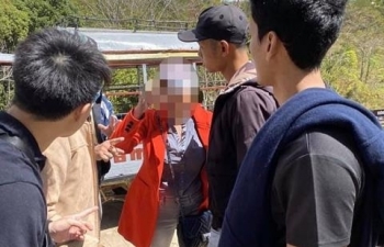 bi nhac nho vi khong chiu xep hang nguoi phu nu lao vao hanh hung 2 nu du khach thai lan