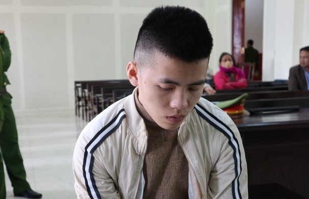 nam thanh nien linh 12 nam tu vi bi nguoi cam chui boi doa dot nha