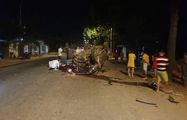xe hop lat ngua sau cu dam vao goc cay 7 nguoi thuong vong