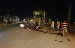 Xế hộp lật ngửa sau cú đâm vào gốc cây, 7 người thương vong