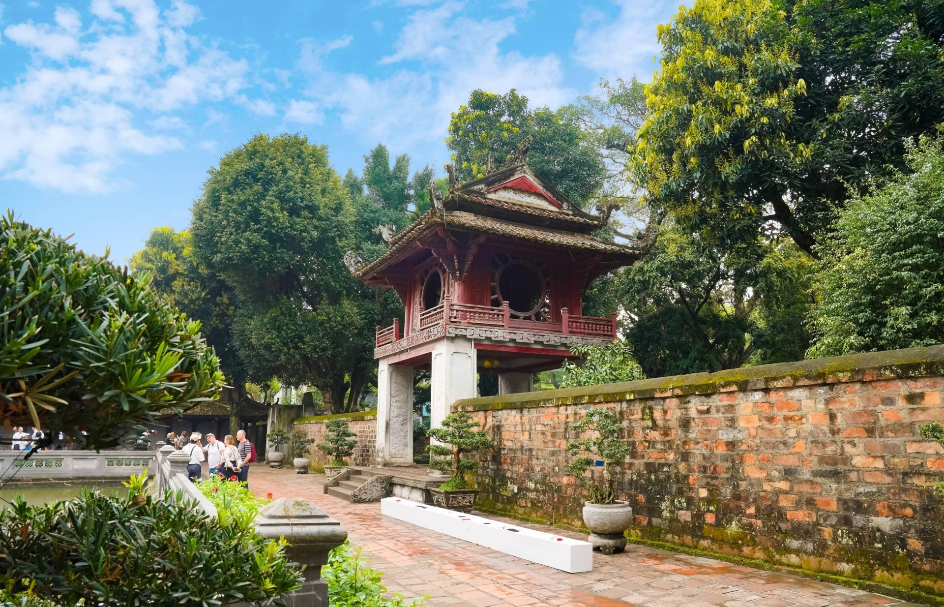 tam dung don khach tham quan tai di tich van mieu quoc tu giam de phong tranh covid 19