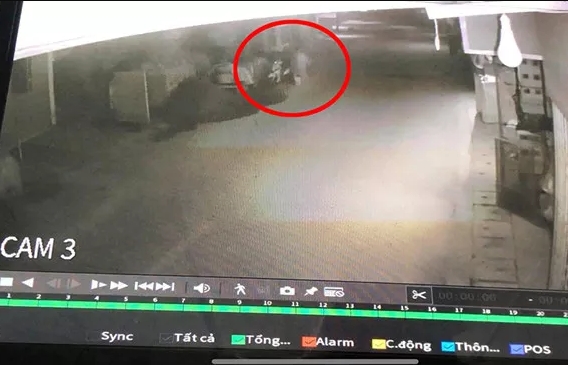 Vụ cháy nhà 3 người tử vong ở Hưng Yên: Camera hé lộ 2 kẻ nghi phóng hỏa?