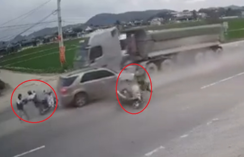 Xe ben húc văng ô tô 7 chỗ, 3 người đứng chờ sang đường thương vong