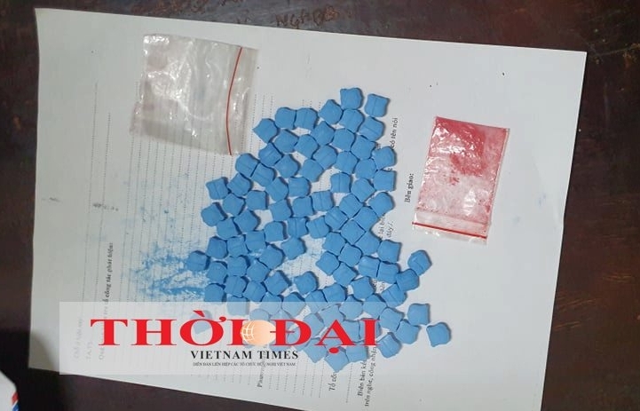 bat qua tang doi nam nu di xe audi a8 cho gan 100 vien ma tuy tong hop