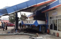 Lai Châu: Xe tải tông sập cây xăng, 6 người thương vong
