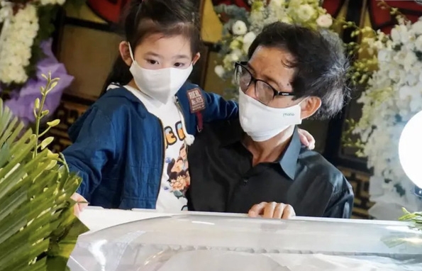 xot xa hinh anh con gai mai phuong ngo ngac ben linh cuu cua me
