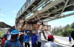 hai nu sinh tu vong khi chup anh tu suong tren cau duong sat