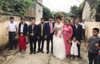 dinh chi chu tich xa vi de dan to chuc dam cuoi giua mua dich