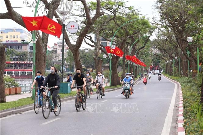 ha noi trang hoang ruc ro co hoa mung 45 nam ngay thong nhat dat nuoc