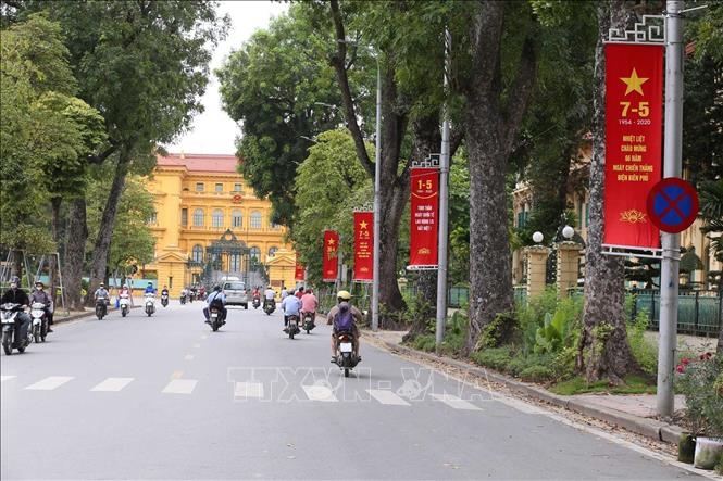 ha noi trang hoang ruc ro co hoa mung 45 nam ngay thong nhat dat nuoc