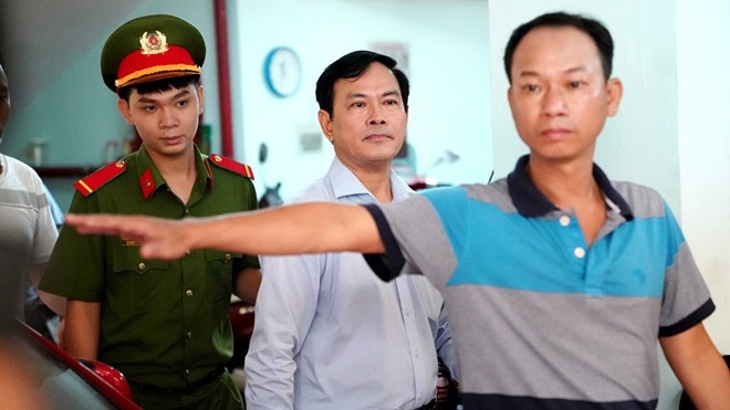 Không đủ cơ sở kết luận bàn tay trái ông Nguyễn Hữu Linh chạm vào bé gái trong thang máy