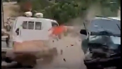 Video: Khoảnh khắc ô tô vi phạm lao thẳng vào đội CSGT đang chốt chặn
