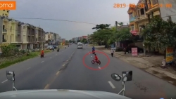 Tài xế container bẻ lái xuất thần cứu bé trai đi xe đạp đột ngột sang đường