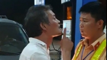 tai xe xe bien xanh say xin tat vao mat csgt thanh hoa