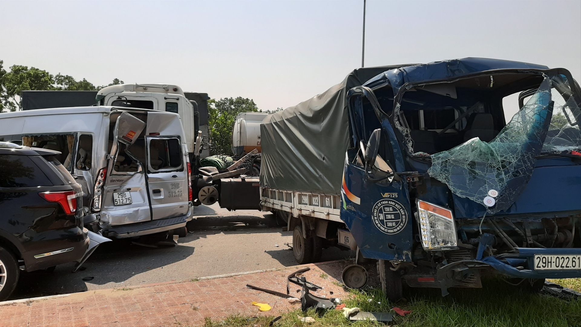 container huc vang 3 xe o to dung den do 3 nguoi bi thuong