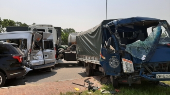 container huc vang 3 xe o to dung den do 3 nguoi bi thuong