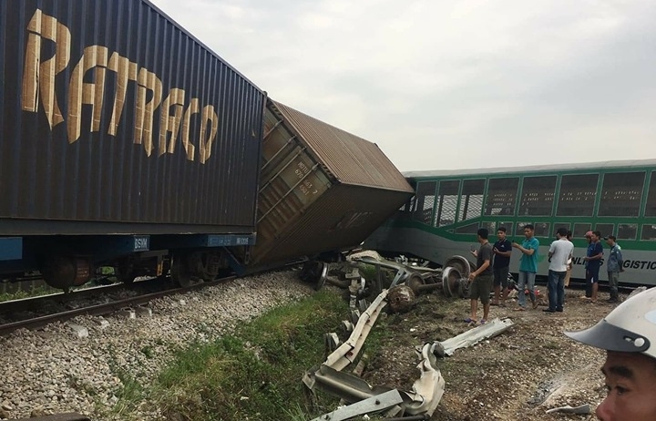 Nghệ An: Tông xe tải, 4 toa tàu bị lật, chắn ngang quốc lộ 1A