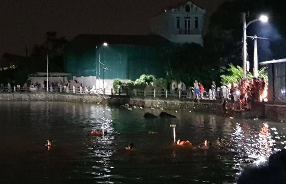 ha noi boi thuyen bi lat 2 be gai duoi nuoc thuong tam