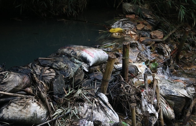 Vụ nước sông Đà nhiễm dầu: Triệu tập đối tượng tình nghi