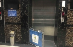 Kẹt thang máy chung cư Linh Đàm, bảo vệ bắc ghế giải cứu cư dân