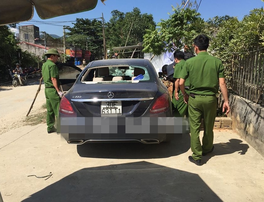 xe mercedes bien ha noi co vet mau bi dap pha bo ven duong