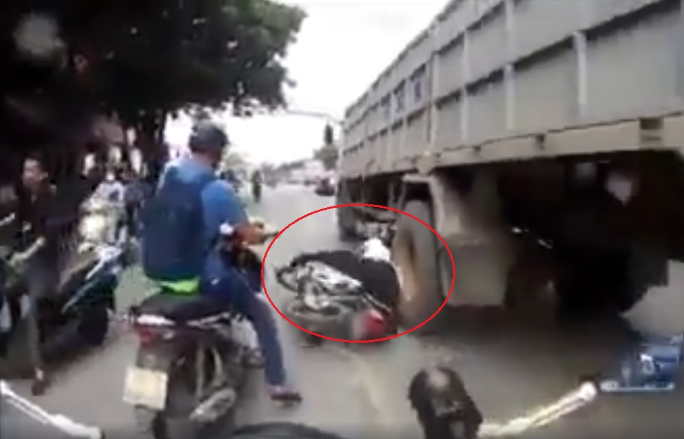 video nga ra duong nguoi dan ong thoat chet than ky duoi banh xe tai
