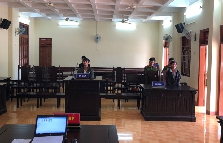 Tài xế ô tô lĩnh án tù vì vượt xe máy không bật đèn tín hiệu, không bấm còi