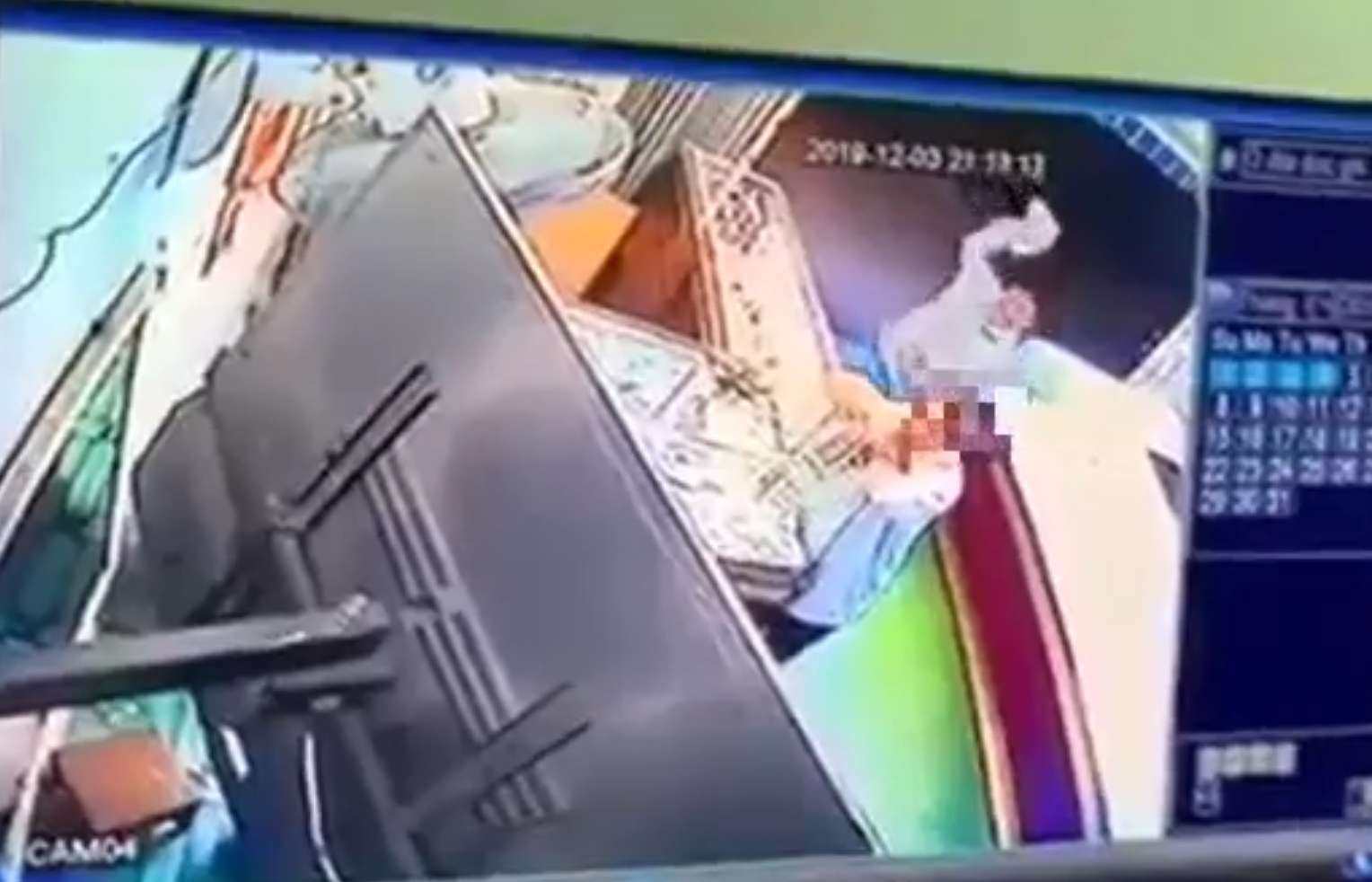 Clip: Tên cướp dùng búa đánh gục chủ tiệm vàng ở Bình Định
