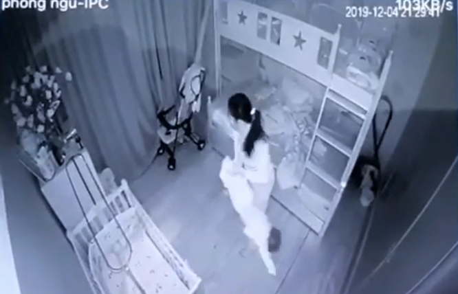 video giup viec doc nguoc be gai 1 tuoi nem xuong giuong vi khong chiu ngu