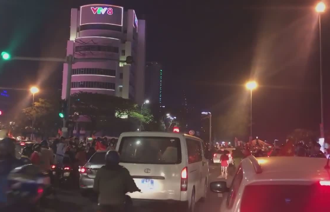 clip cong an mo duong giup xe cuu thuong vuot bao sau khi u22 viet nam vo dich sea games 30