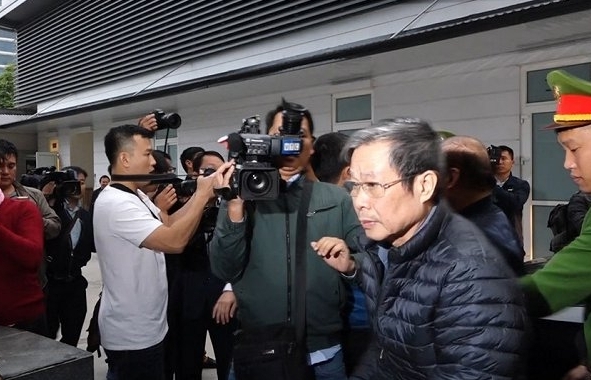 Cựu Bộ trưởng Nguyễn Bắc Son tóc bạc trắng ra hầu tòa