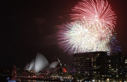 Pháo hoa rực sáng trên bầu trời thế giới chào đón năm mới 2020