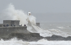 Hàng chục nghìn người Châu Âu ảnh hưởng nghiêm trọng vì bão Dennis