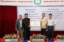 Quà tặng của Tổng Bí thư, Chủ tịch nước Nguyễn Phú Trọng cho Trường song ngữ Lào - Việt Nam