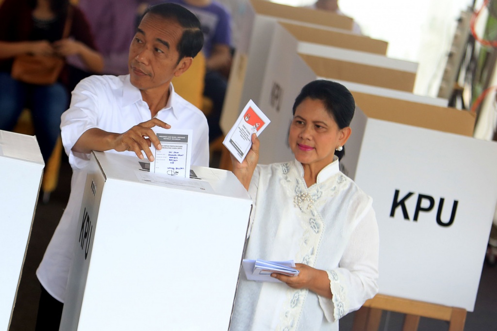 indonesia hoan tat bo phieu bau tong thong ong joko widodo tam dan dau