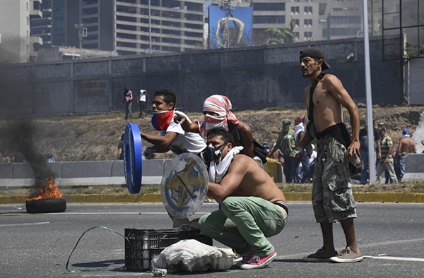 dao chinh o venezuela bat thanh vi quan doi van trung thanh