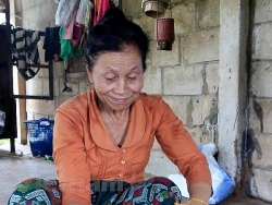 Người mẹ Lào chia đôi dòng sữa quý