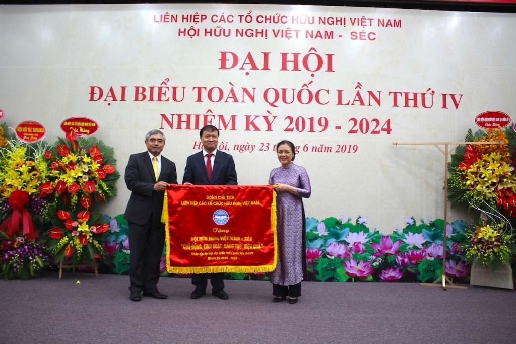 thu truong bo cong thuong do thang hai la chu tich hoi huu nghi viet nam sec khoa iv