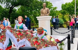 Khánh thành tượng Bác Hồ tại Vladivostok kỷ niệm Năm chéo Việt - Nga