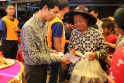 Hơn 800 suất quà cứu trợ đến với người Việt tại Campuchia bị ảnh hưởng bởi lũ lụt