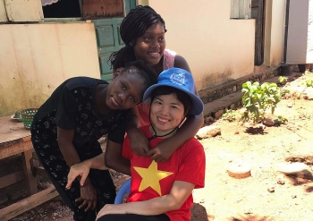chuyen ve bong hong mu noi xanh viet nam dau tien gin giu hoa binh tai cong hoa trung phi