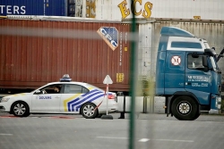 Cảnh sát Bỉ tìm thấy 12 người di cư trên xe tải đông lạnh