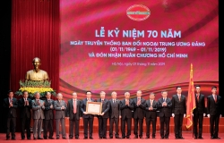 Ban Đối ngoại Trung ương đón nhận Huân chương của Lào và Campuchia
